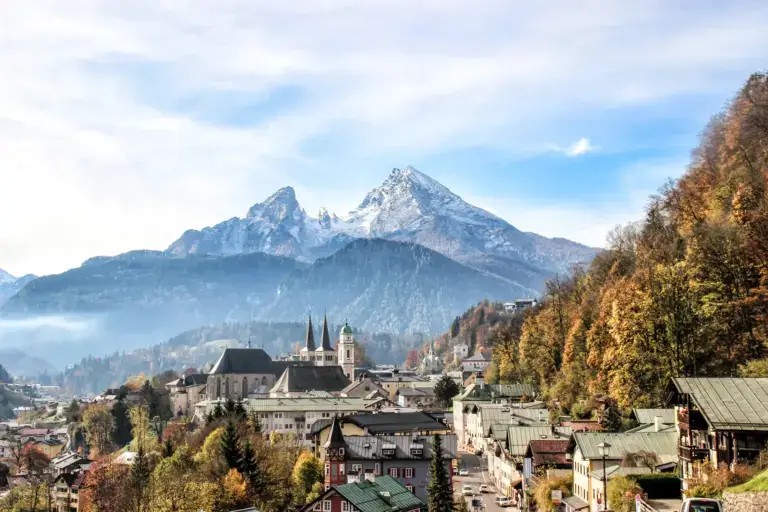 Berchtesgaden im Herbst mit buntem Laub und dem Watzmann