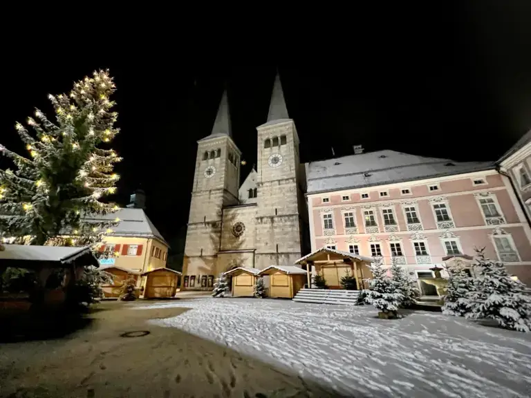 Schlossplatz mit Christbaum und Buden beim Berchtesgadener Advent
