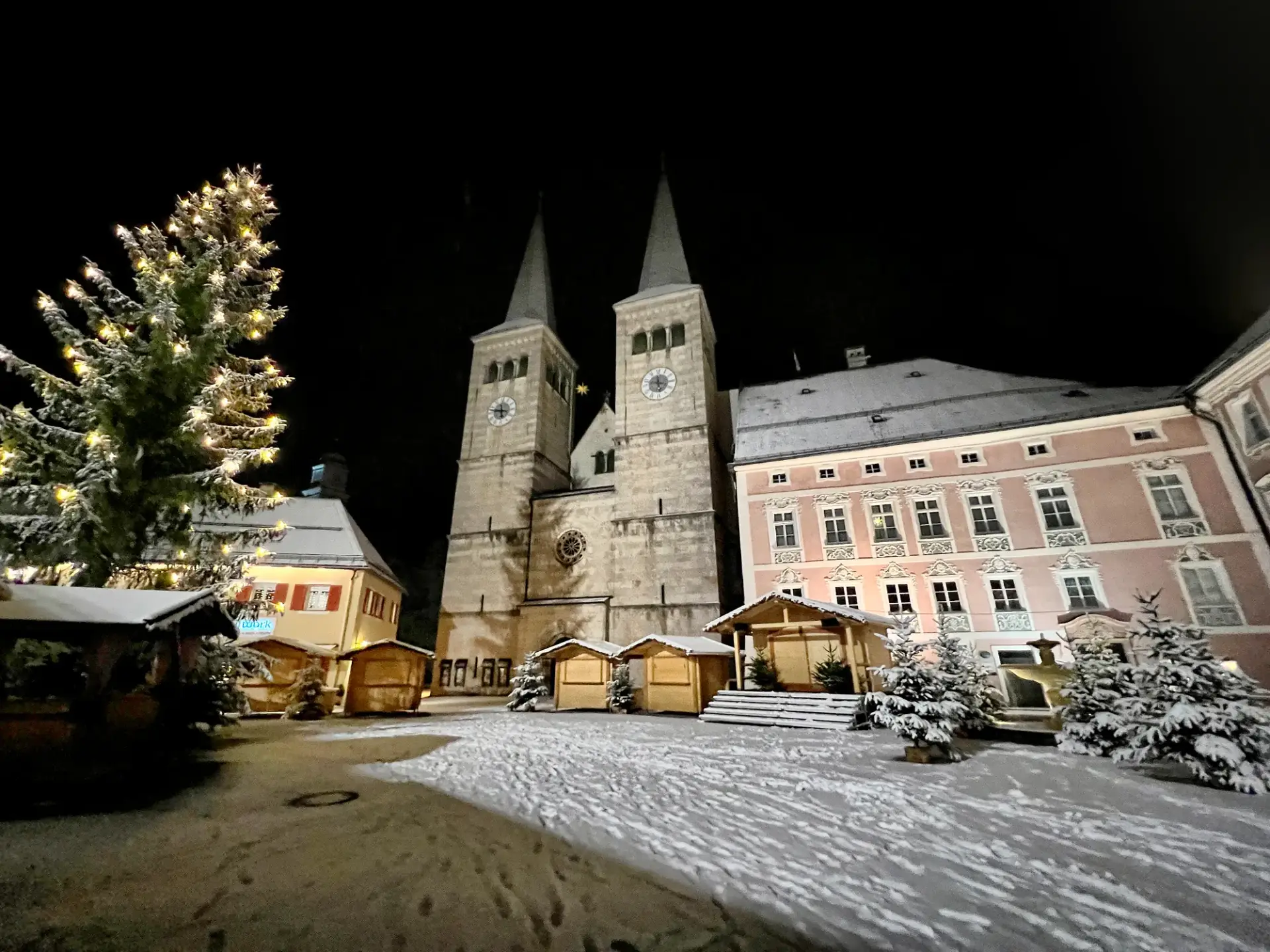 Schlossplatz mit Christbaum und Buden beim Berchtesgadener Advent