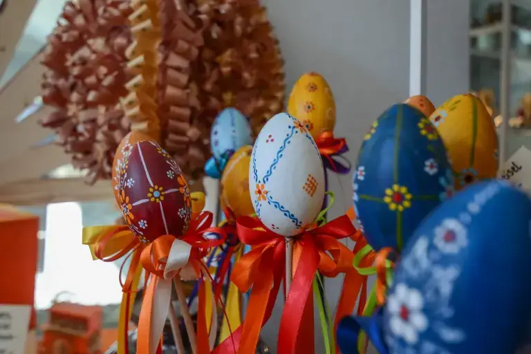 Bemalte Ostereier und Palmbuschen in der Berchtesgadener Handwerkskunst