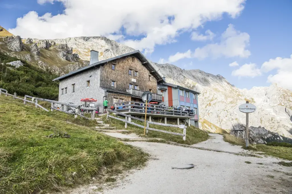 Carl-von-Stahl-Haus am Torrener Joch im Sommer