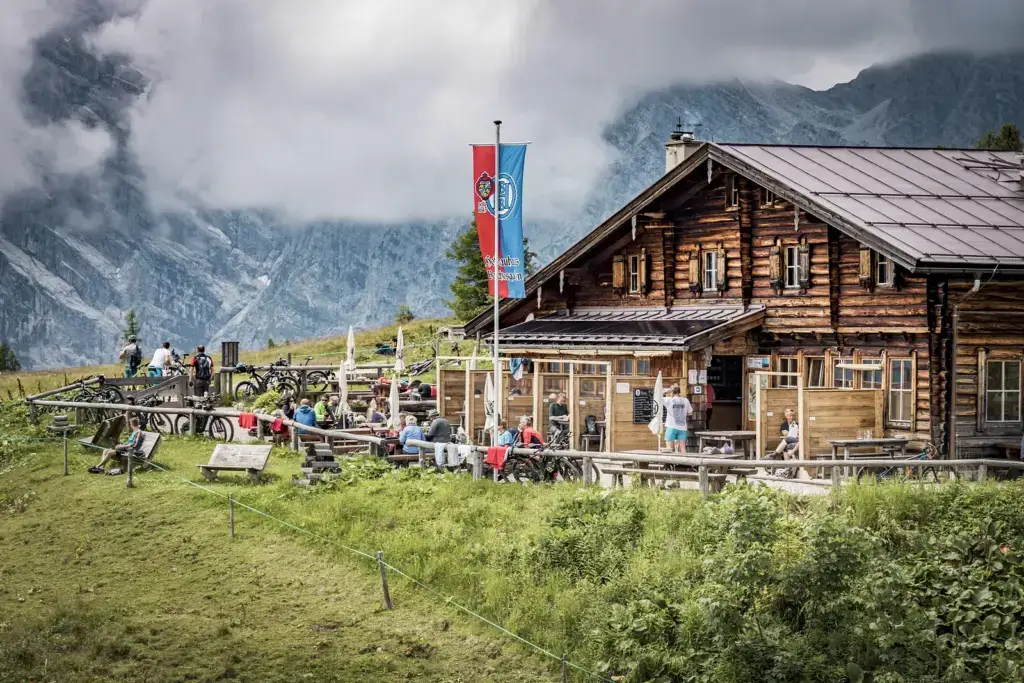 Almhütte auf der Gotzenalm mit Gästen auf der Terrasse