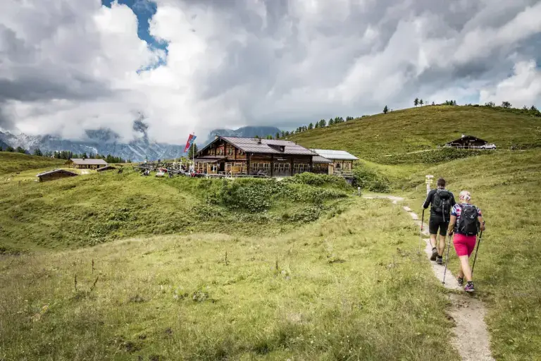 Wanderer auf dem Weg zur Gotzenalm hoch über dem Königssee