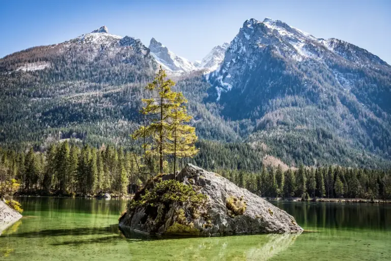Hintersee in Ramsau im Frühling mit Blick in die Berge