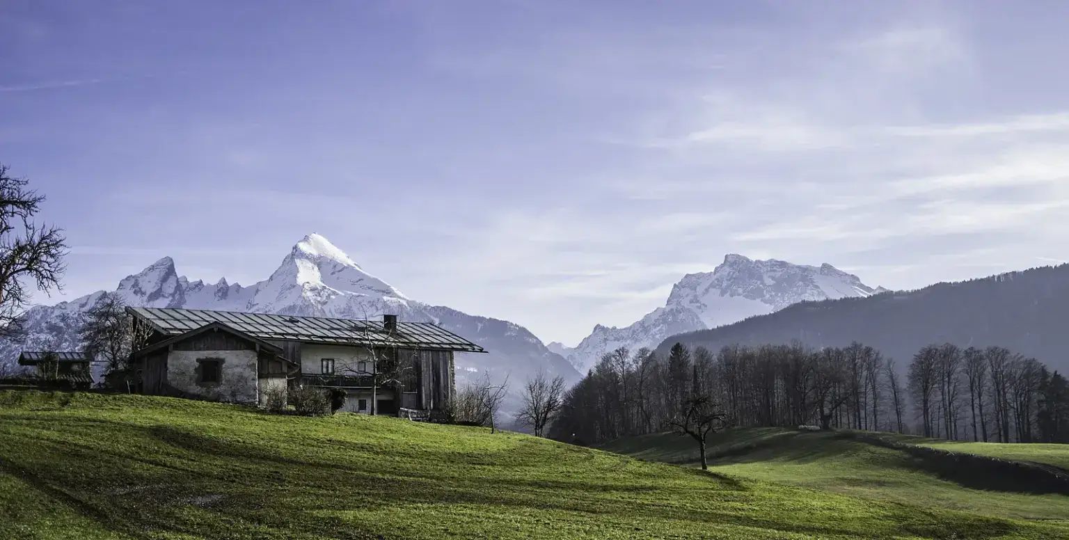 Bauernhof Hochgartlehen in Bischofswiesen im Frühling vor dem Watzmann