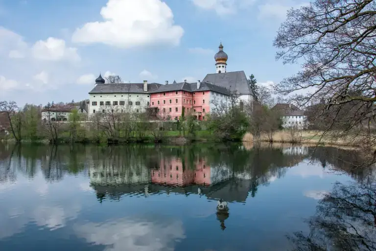 Kloster Höglwörth spiegelt sich im Höglwörther See im Frühling
