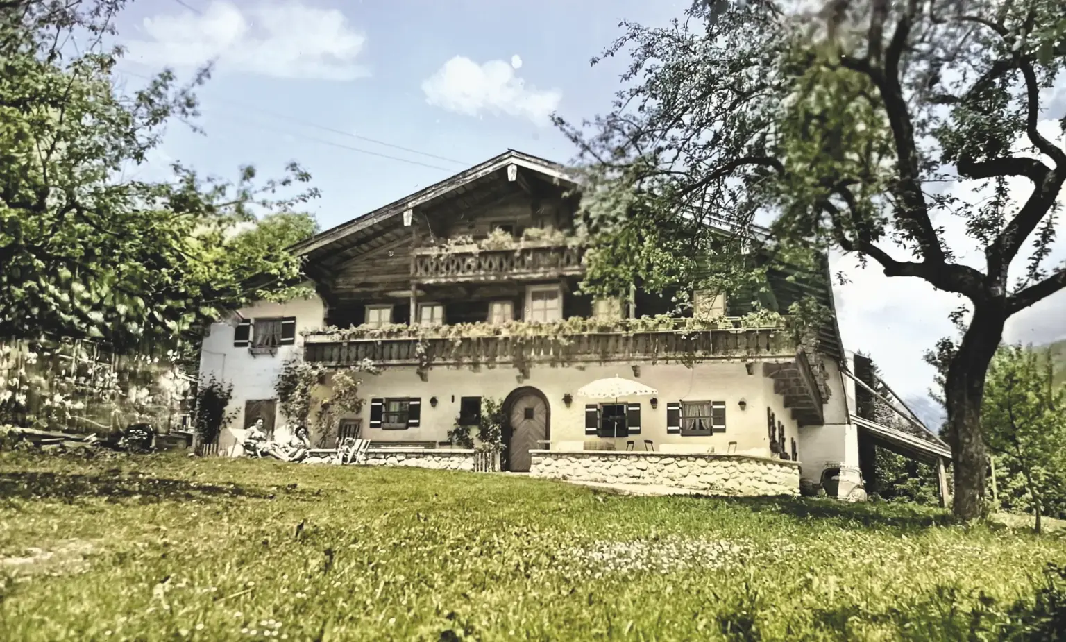 Das alte Bauernhaus am Hundsreitlehen inmitten der Obstwiese