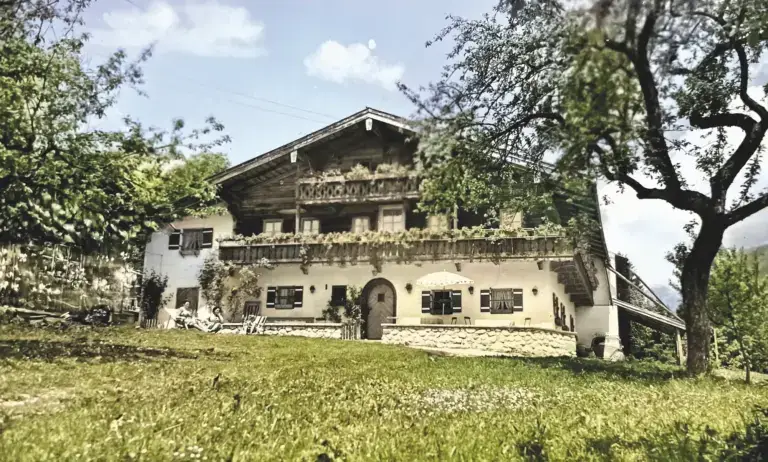Das alte Bauernhaus am Hundsreitlehen inmitten der Obstwiese