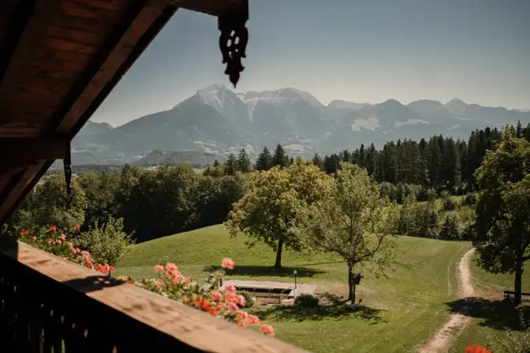 Aussicht vom Balkon auf Liegewiese und Bergpanorama am Alpenhotel Hundsreitlehen
