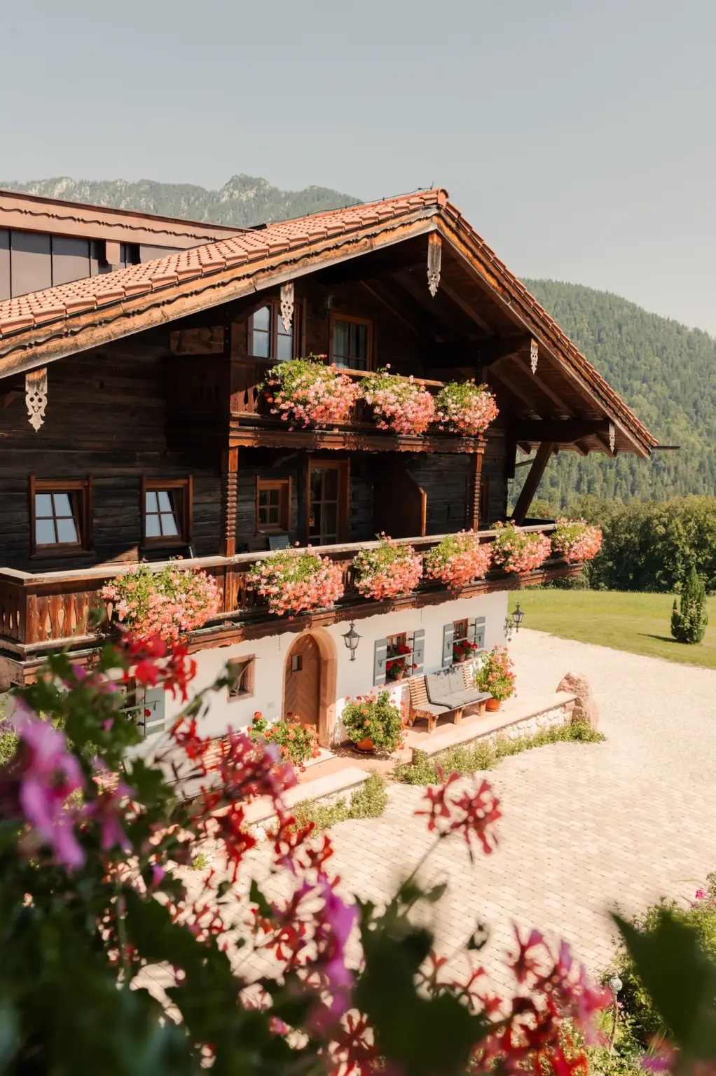Holzbalkone mit Geranien am Alpenhotel Hundsreitlehen