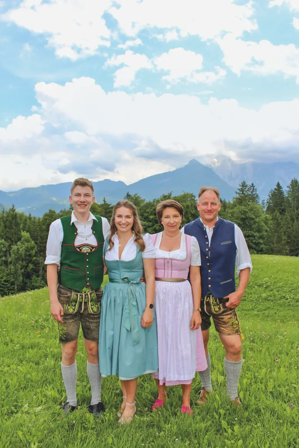 Familie Selbertinger, Gastgeber des Alpenhotels Hundsreitlehen, in Tracht auf der Bergwiese