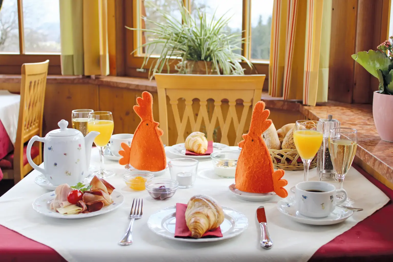 Gedeckter Frühstückstisch im Restaurant des Alpenhotels Hundsreitlehen