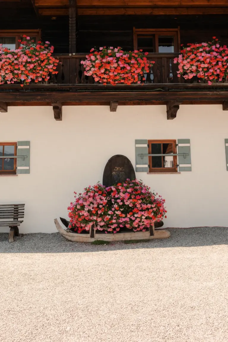 Hauseingang des Alpenhotels Hundsreitlehen mit Blumenschmuck