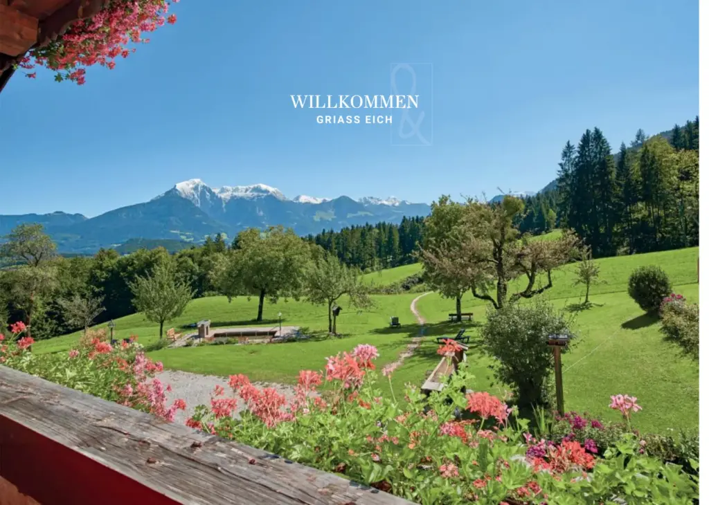 Hausprospekt Seite 2: „Willkommen“ – Blick vom Balkon auf die Berchtesgadener Berge