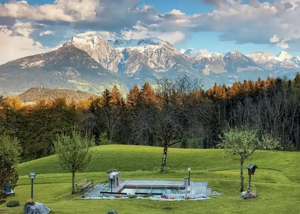 Hausprospekt Seite 6: Kneippanlage in der Bergwiese vor dem Bergpanorama