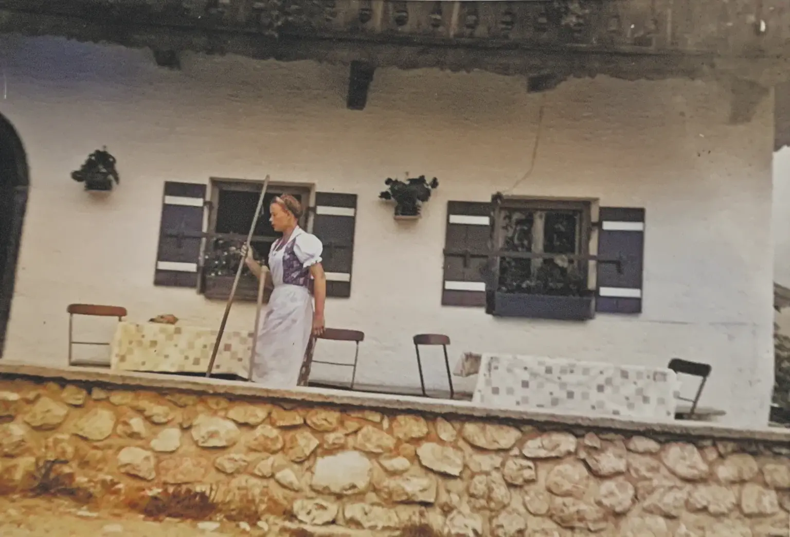 Historische Aufnahme: Frau vor dem alten Bauernhaus des Hundsreitlehen