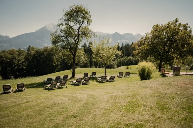 Liegewiese mit Sonnenliegen und Panoramablick am Alpenhotel Hundsreitlehen
