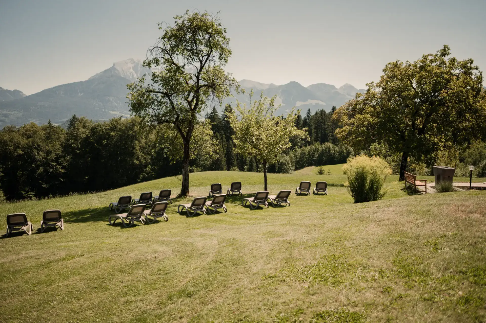 Liegewiese mit Sonnenliegen und Panoramablick am Alpenhotel Hundsreitlehen