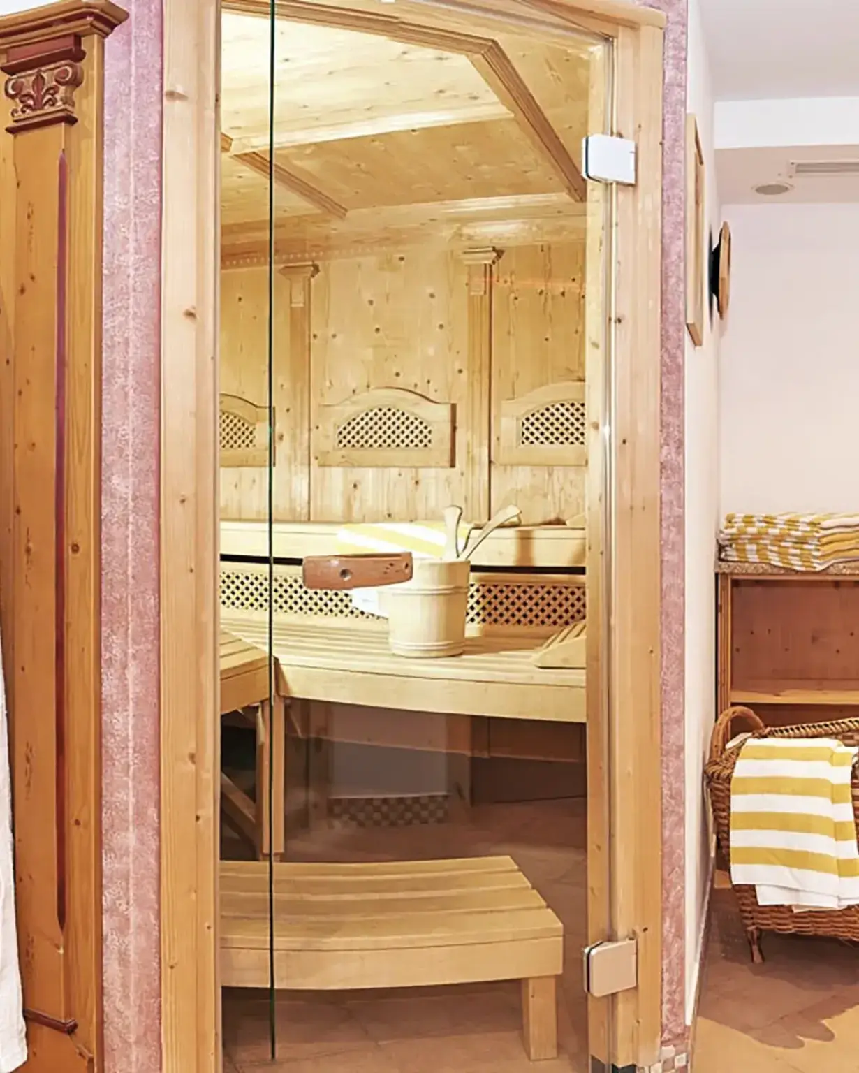 Blick durch die Glastür in die Sauna im Wellnessbereich des Hundsreitlehen