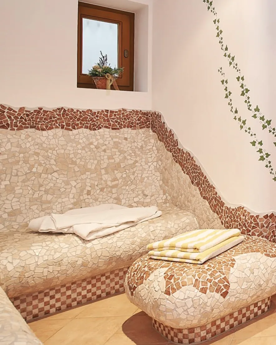 Wärmebank mit Mosaik im Wellnessbereich des Alpenhotels Hundsreitlehen