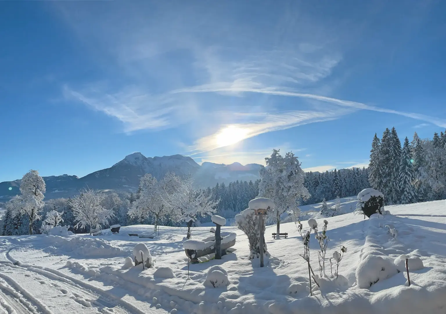 Verschneite Winterlandschaft am Hundsreitlehen mit Sonne und Bergblick