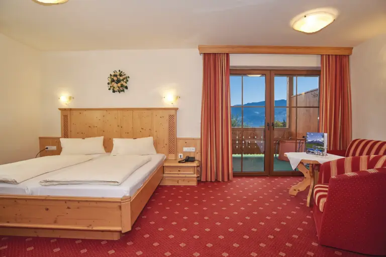 Zimmer mit Balkon und Bergblick im Alpenhotel Hundsreitlehen