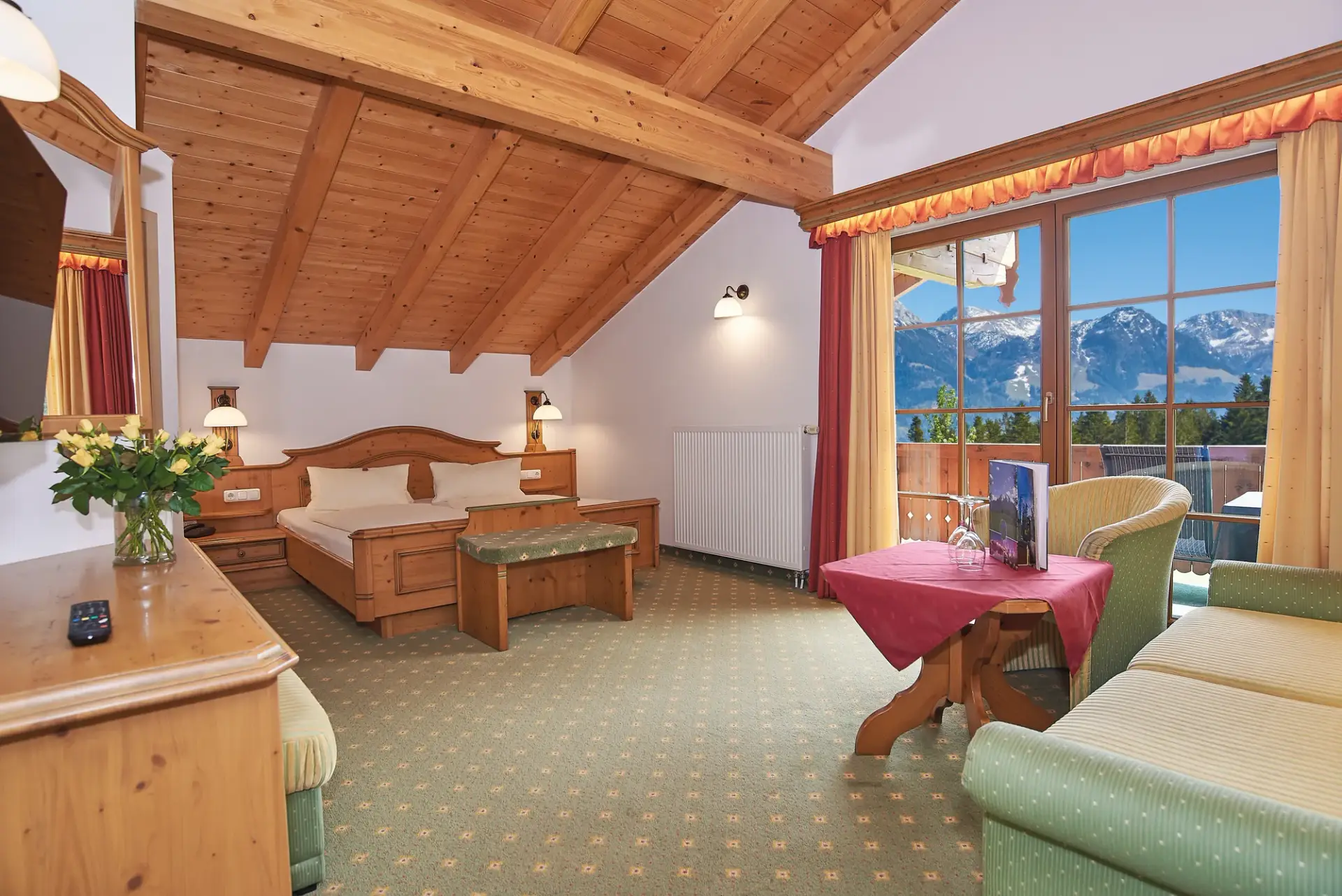 Zimmer unter der Holzdecke mit Blick auf die Berge im Alpenhotel Hundsreitlehen