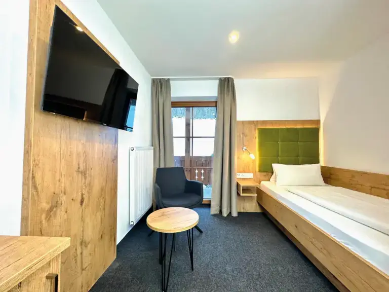 Zimmer mit Sitzecke und Balkon im Alpenhotel Hundsreitlehen
