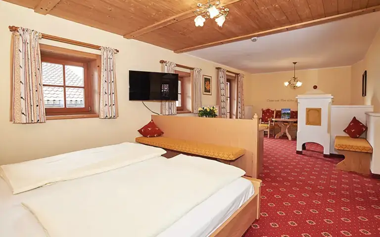 Geräumiges Zimmer mit Wohnbereich im Alpenhotel Hundsreitlehen