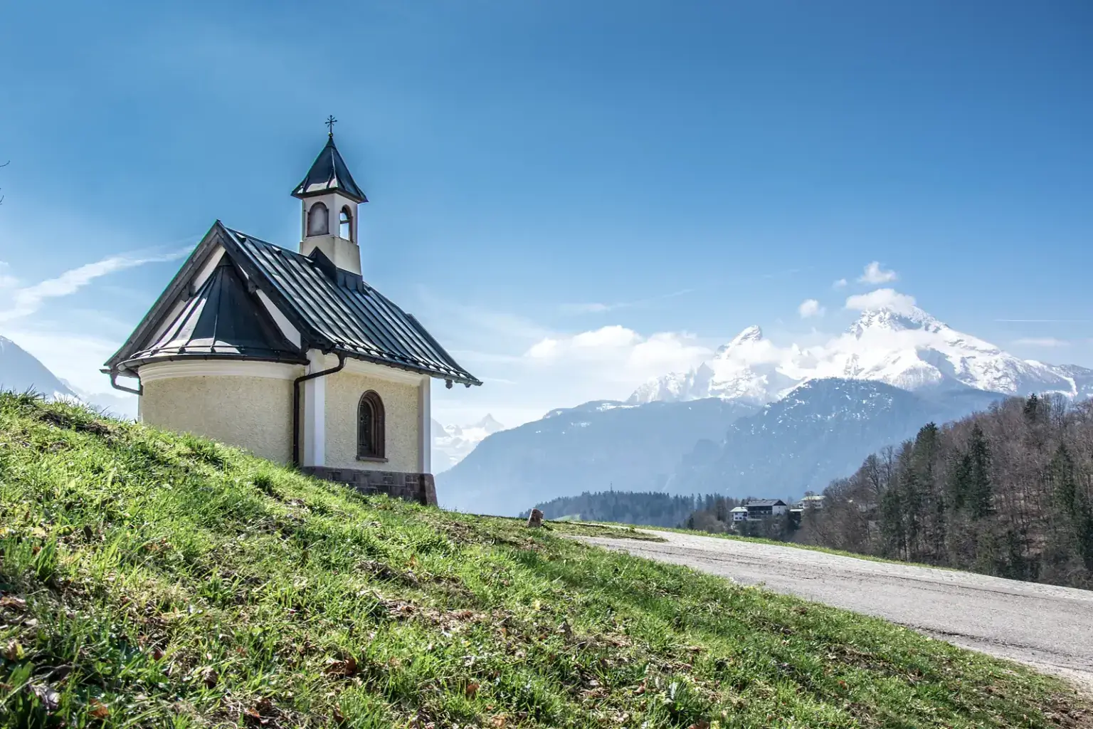 Kirchleitn-Kapelle über Berchtesgaden im Frühling mit dem Watzmann