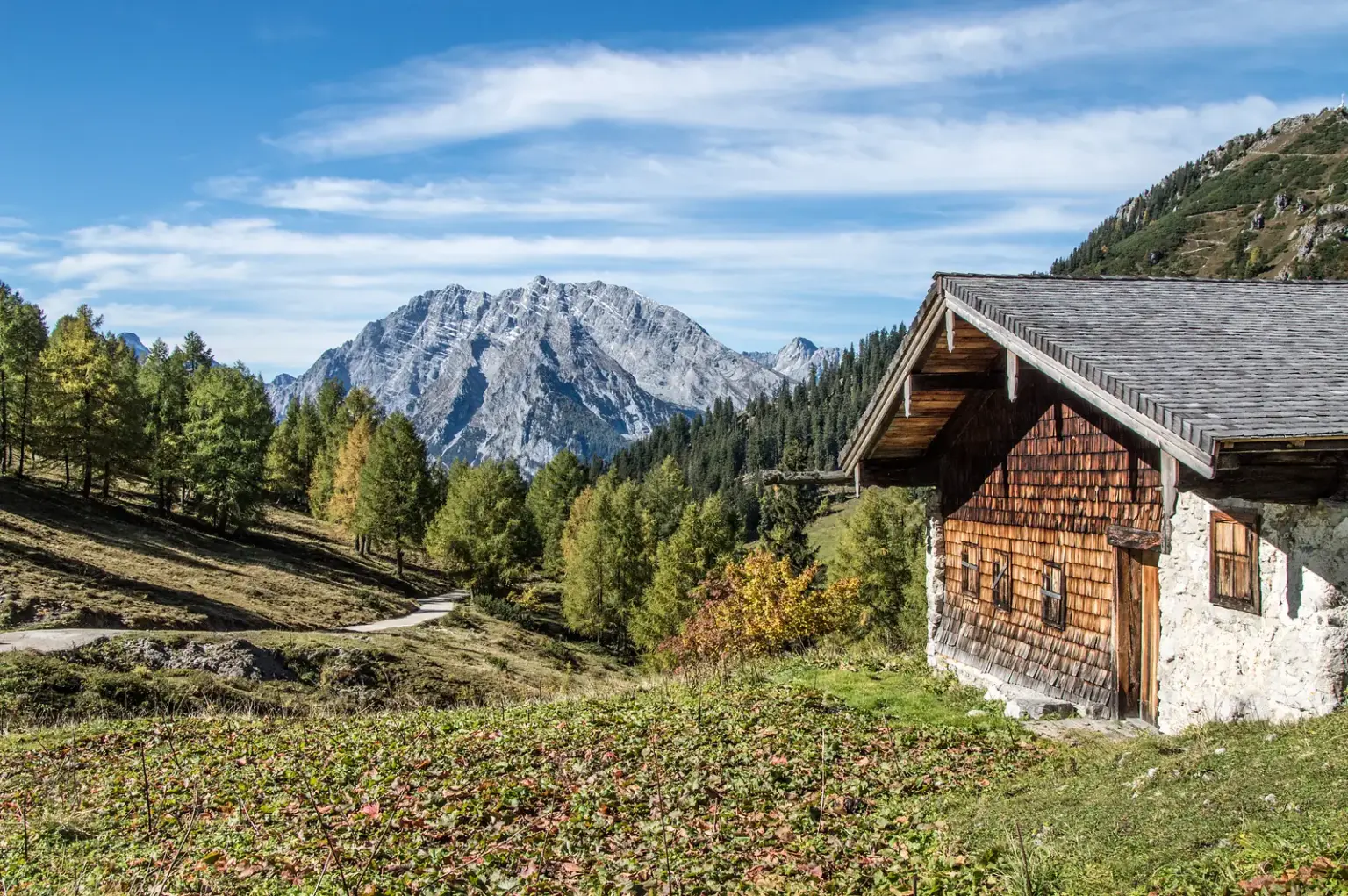 Königsbergalm am Jenner im Herbst mit dem Watzmann im Hintergrund