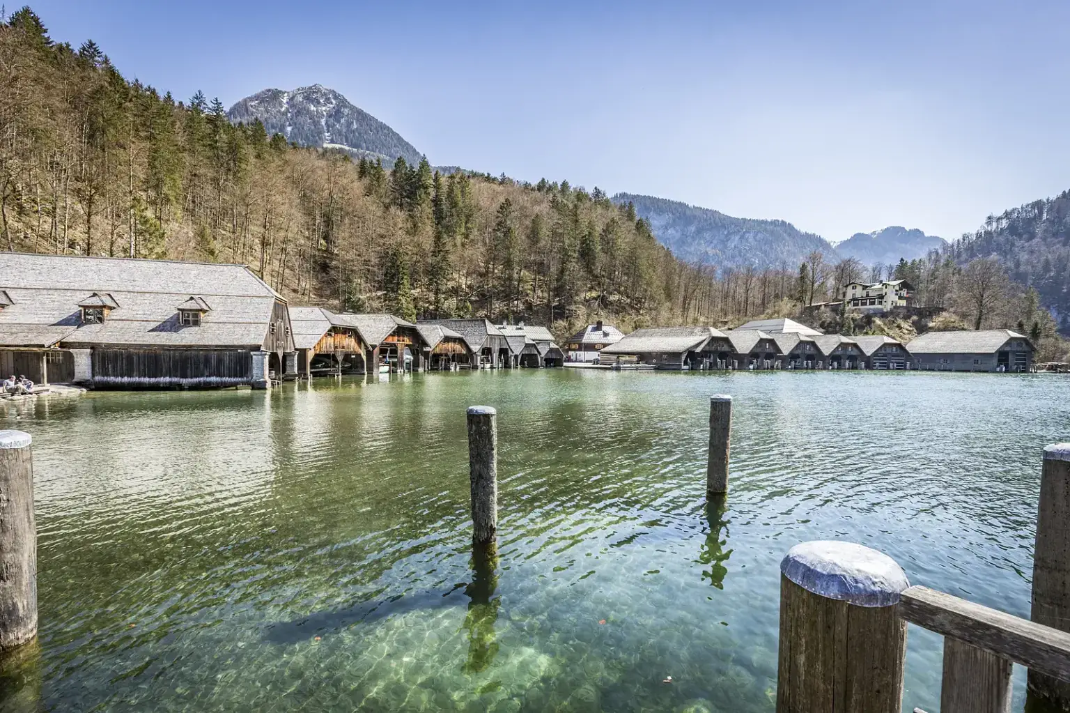Bootshütten an der Seelände am Königssee im Frühling