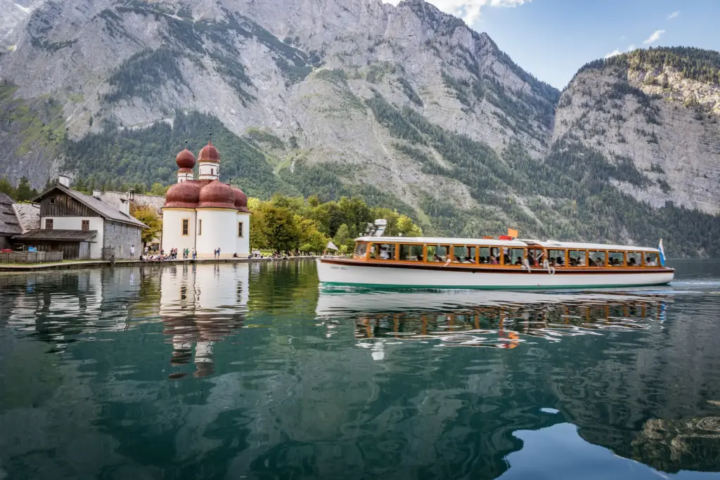 Elektroboot vor St. Bartholomä am Königssee mit Watzmann-Ostwand