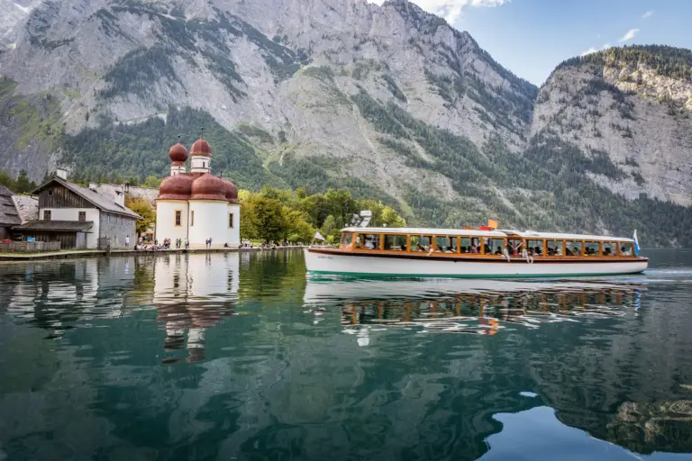Elektroboot vor St. Bartholomä am Königssee mit Watzmann-Ostwand