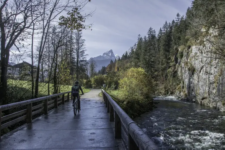 Radfahrer auf dem Königsseer Fußweg entlang der Ache im Herbst