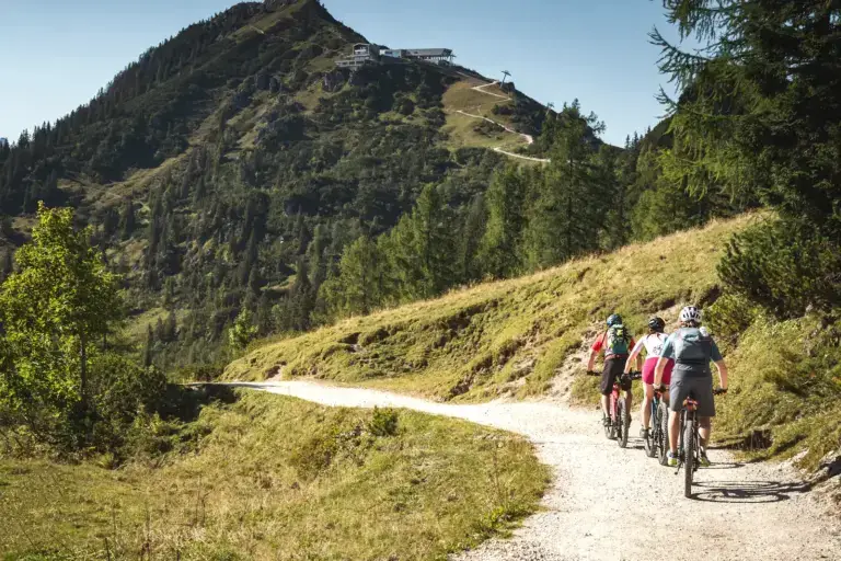 Mountainbiker im Nationalpark Berchtesgaden unterhalb des Jenners