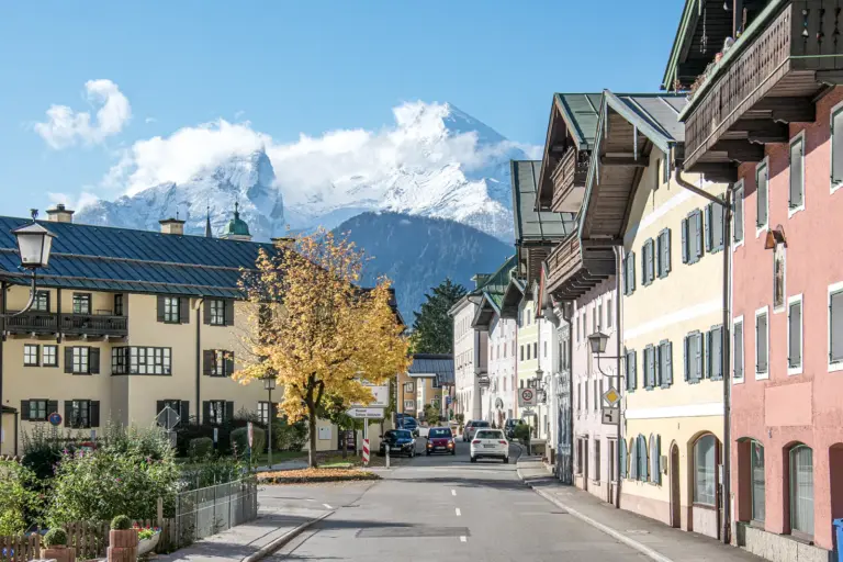 Historische Häuserzeile im Nonntal in Berchtesgaden im Herbst