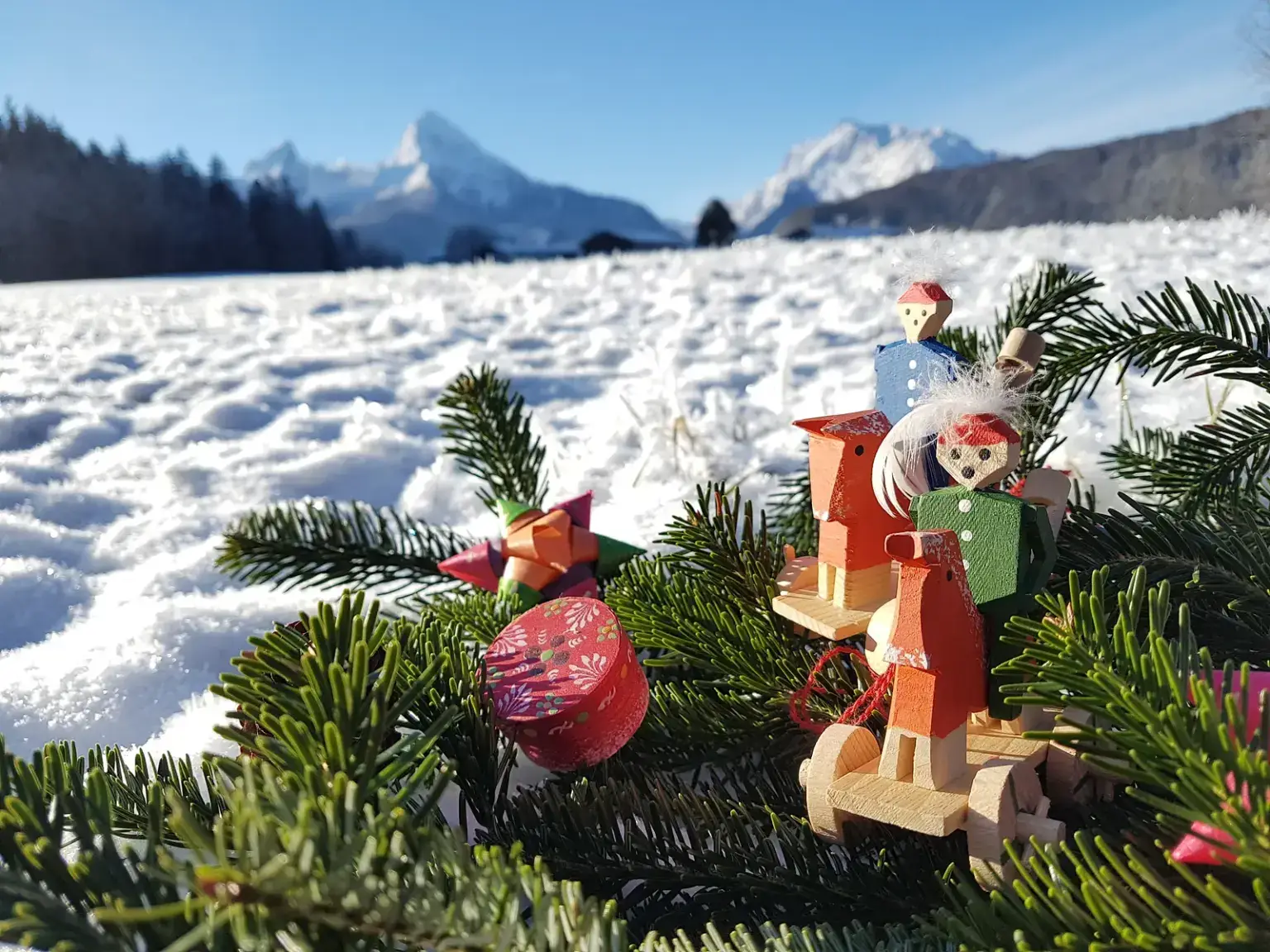 Das Oaschpfeifirössl aus der Berchtesgadener Handwerkskunst im Schnee