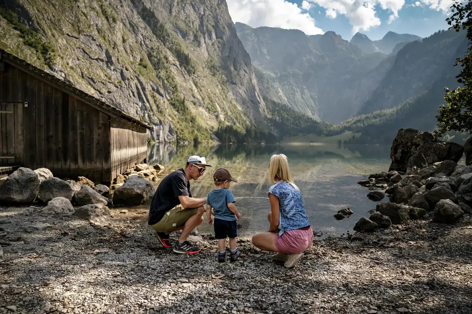 Familie am Ufer des Obersees mit Blick zur Fischunkelalm