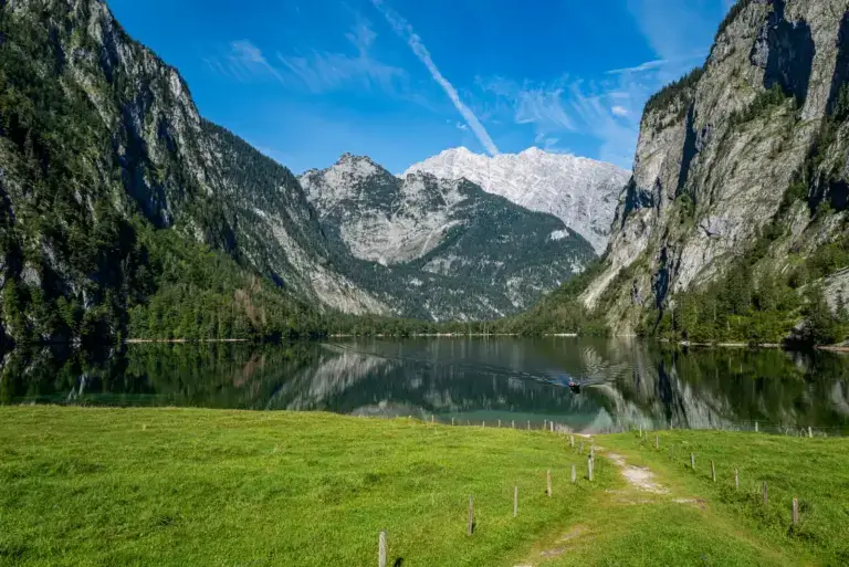 Obersee am Königssee mit Almwiese und Bergkulisse im Nationalpark Berchtesgaden