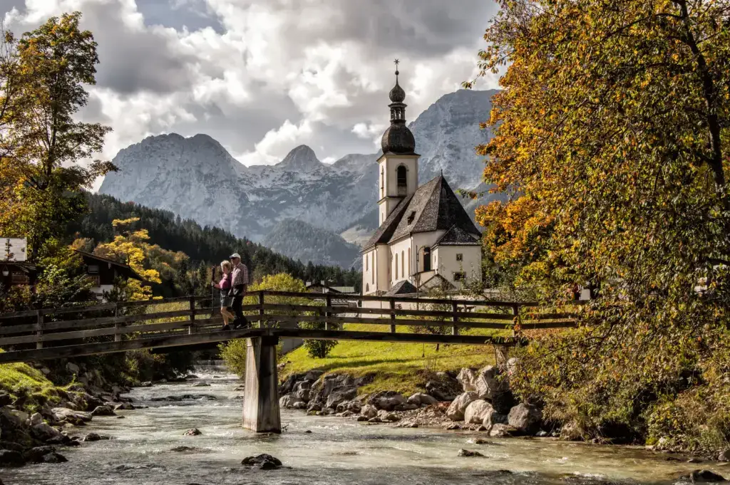 Pfarrkirche St. Sebastian in Ramsau mit Holzsteg im Herbst