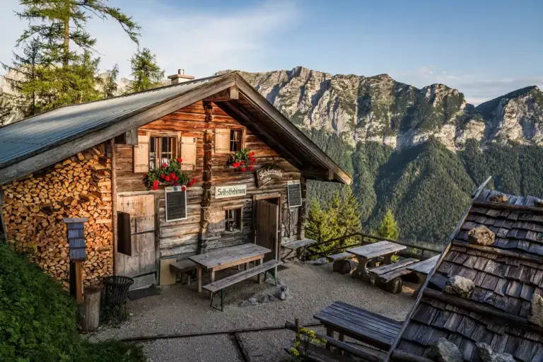 Schärtenalm unter dem Hochkalter mit Holzterrasse