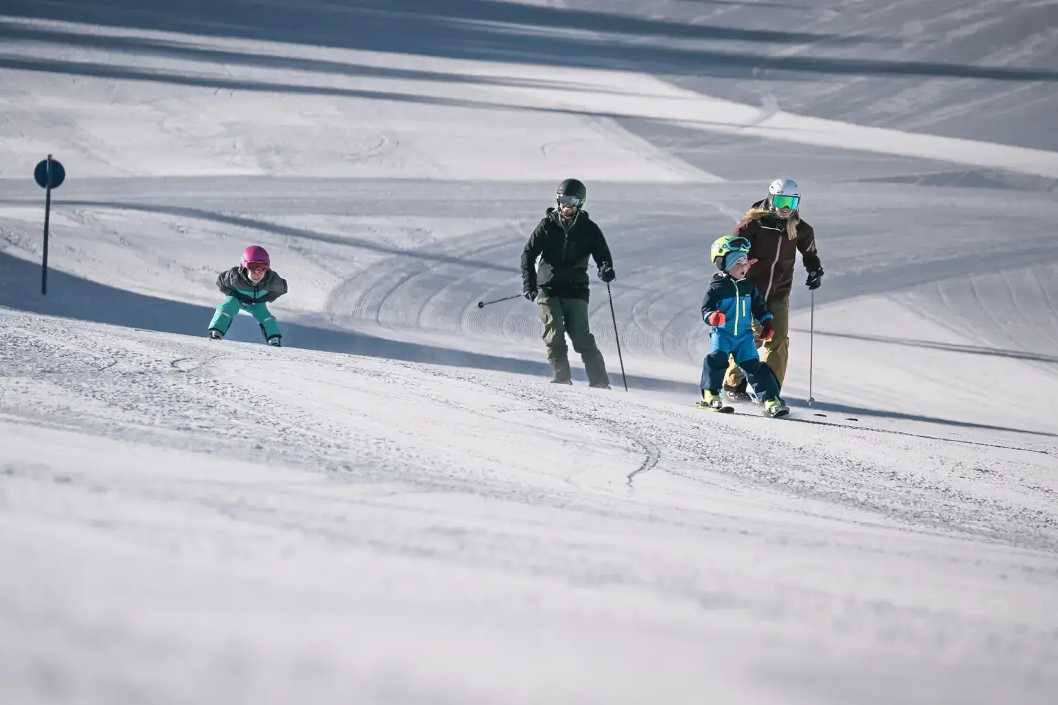 Skifahrer auf der Piste am Roßfeld im Berchtesgadener Land