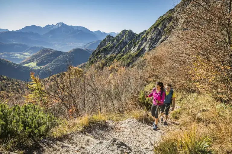 Wanderer beim Aufstieg zur Toni-Lenz-Hütte am Untersberg im Herbst