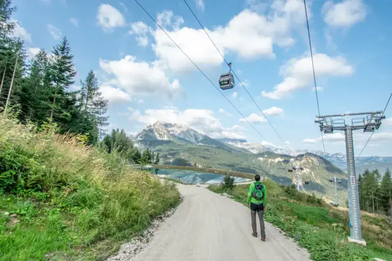 Wanderin auf dem Weg am Jenner unterhalb der Jennerbahn