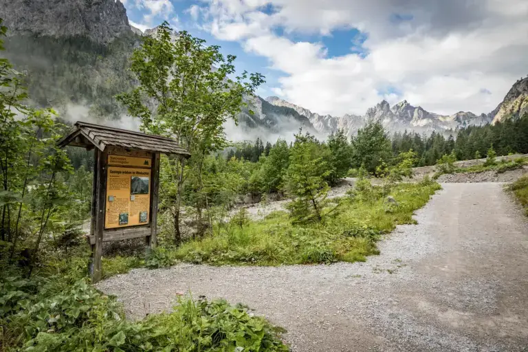 Weg durch das Wimbachgries im Nationalpark Berchtesgaden