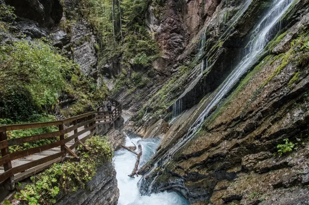 Holzsteg und Wasserfall in der Wimbachklamm in Ramsau