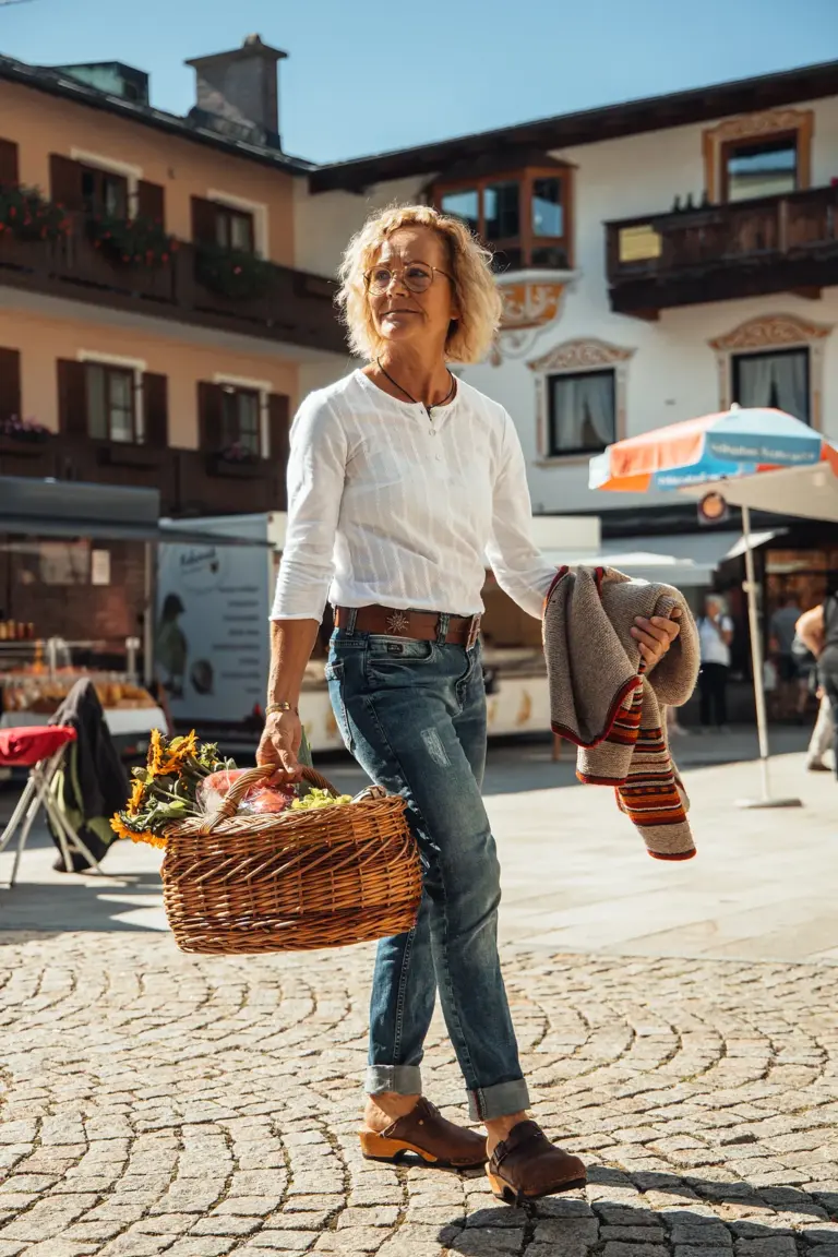 Frau mit Einkaufskorb auf dem Wochenmarkt in Berchtesgaden